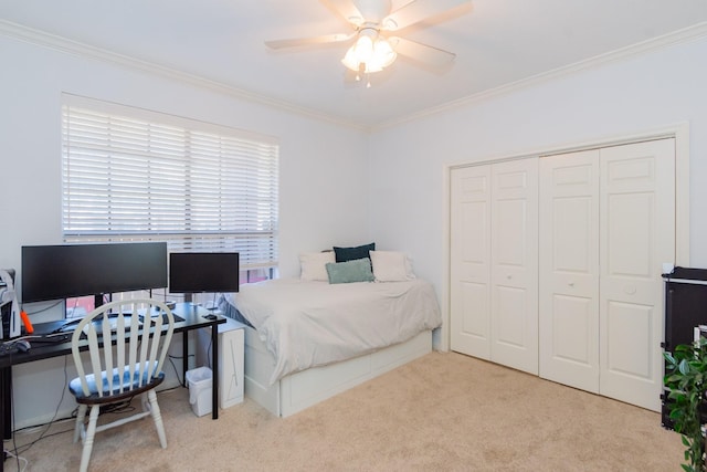 bedroom with a ceiling fan, a closet, carpet floors, and ornamental molding