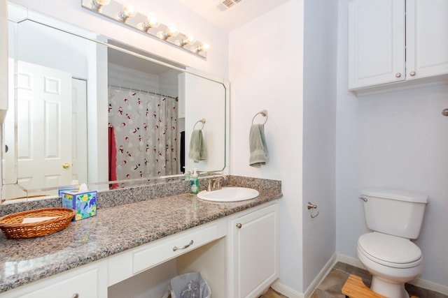 full bath with visible vents, baseboards, toilet, a shower with curtain, and vanity