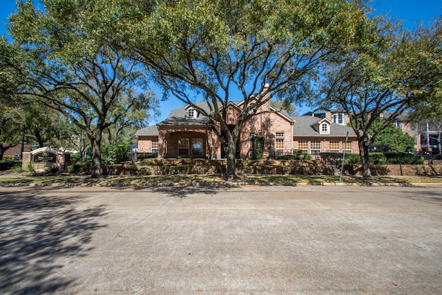 view of front facade featuring a fenced front yard