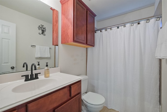 bathroom with curtained shower, toilet, and vanity