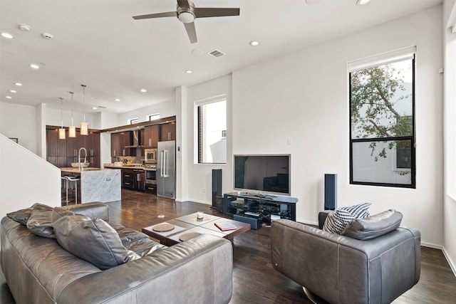 living room featuring visible vents, dark wood-style floors, recessed lighting, baseboards, and ceiling fan