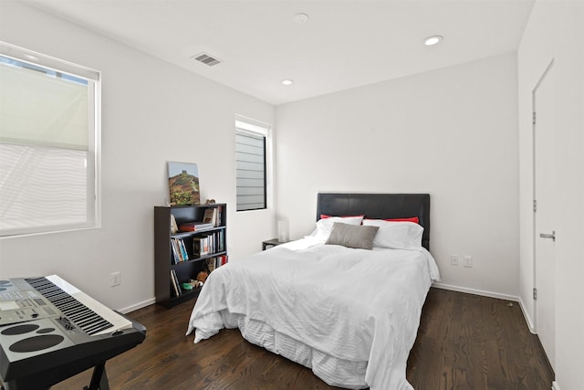 bedroom featuring visible vents, recessed lighting, baseboards, and wood finished floors