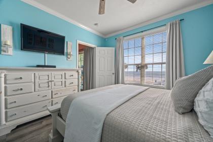 bedroom featuring crown molding, wood finished floors, and ceiling fan