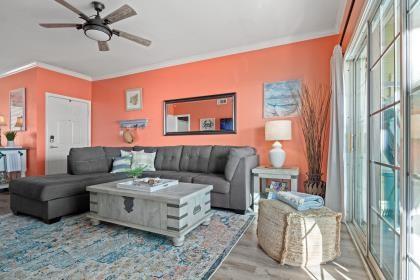 living room with crown molding, a ceiling fan, and wood finished floors