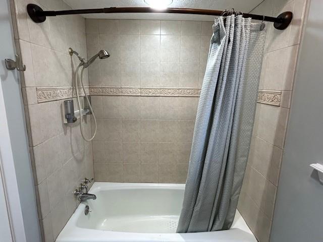 bathroom with shower / bath combo