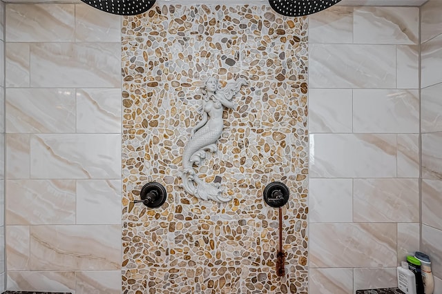 room details featuring tiled shower