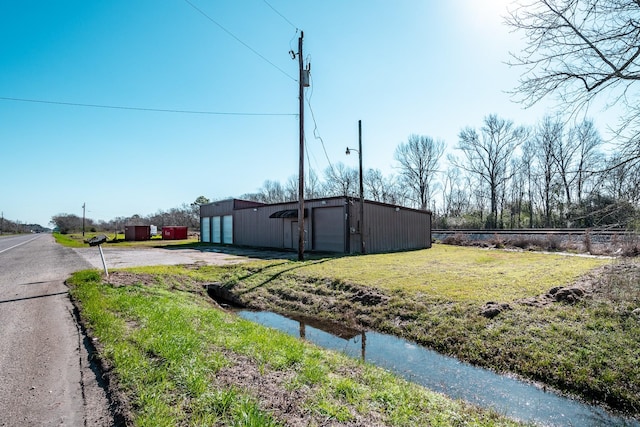 exterior space featuring an outbuilding