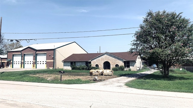 view of front of property featuring brick siding and a front lawn