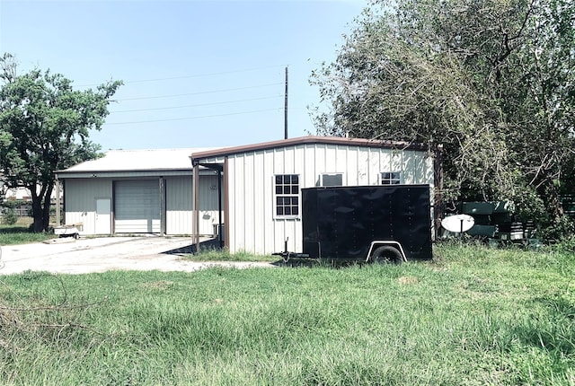 view of outdoor structure featuring an outbuilding and driveway