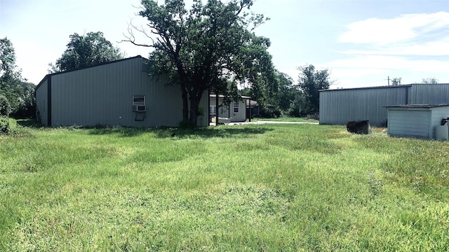 view of yard with an outbuilding