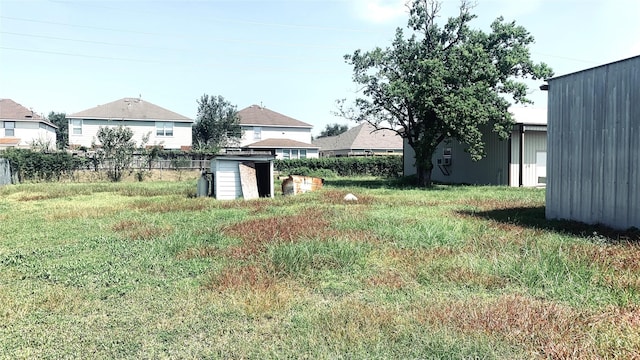 view of yard featuring an outdoor structure