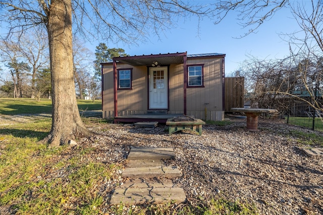 view of front of home featuring a front lawn and an outdoor structure