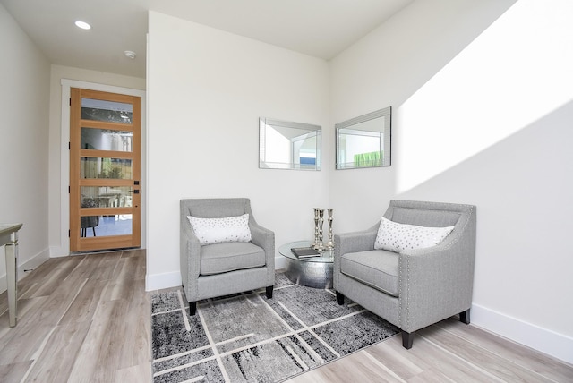 sitting room featuring recessed lighting, light wood-style floors, and baseboards