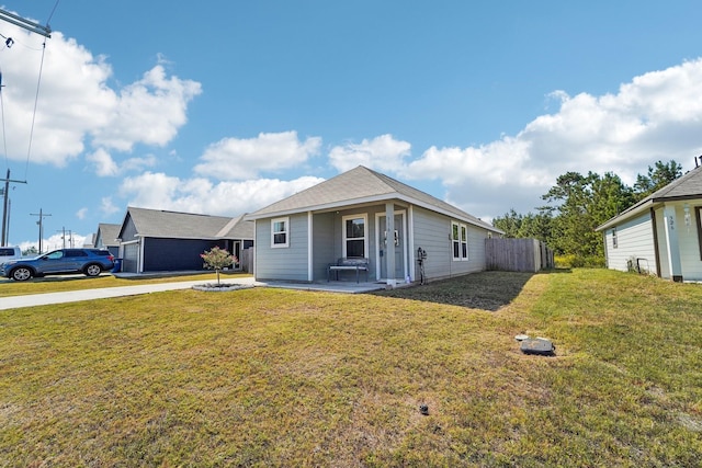 view of front of house featuring a front lawn and fence