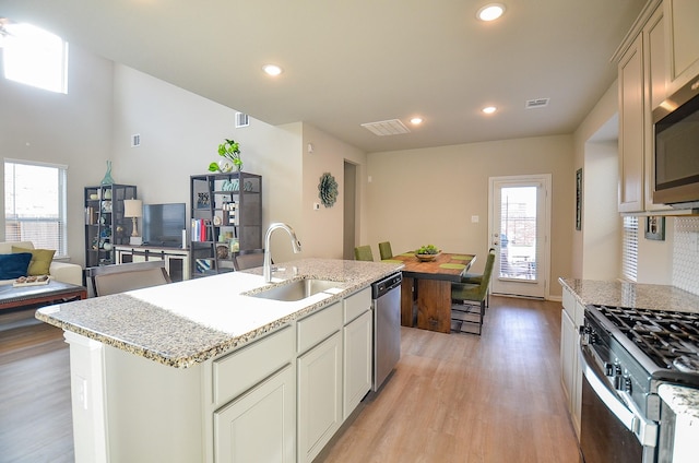 kitchen with visible vents, a sink, recessed lighting, appliances with stainless steel finishes, and light wood finished floors