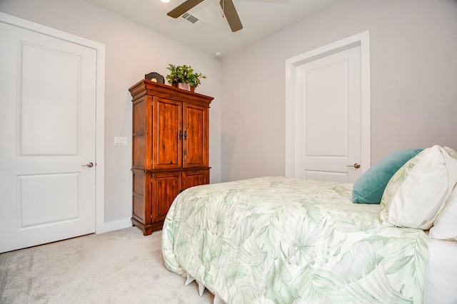 bedroom featuring visible vents, light carpet, and a ceiling fan