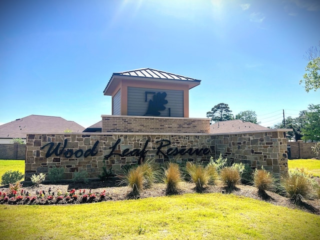 community sign featuring a lawn