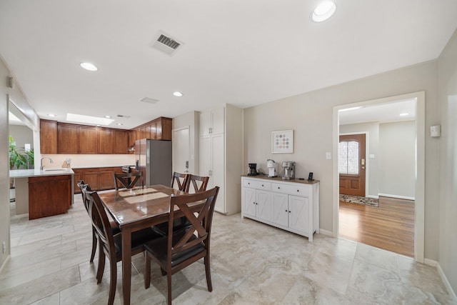 dining room with recessed lighting, visible vents, and baseboards