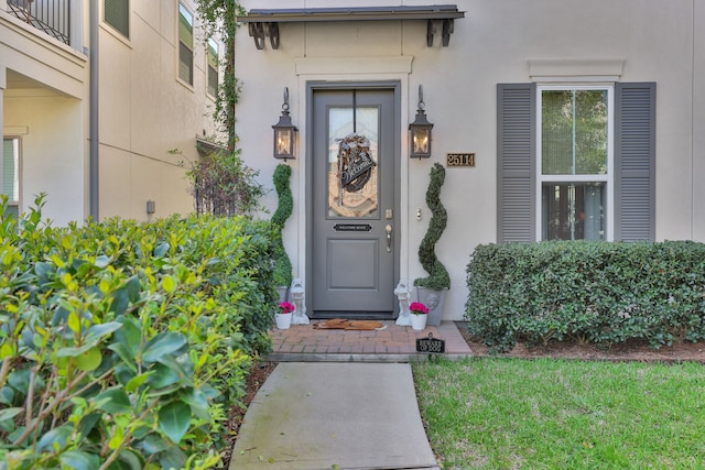 entrance to property with stucco siding