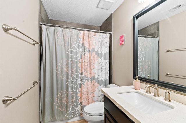 full bath featuring a shower with curtain, toilet, visible vents, and a textured ceiling