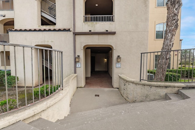 view of exterior entry with stucco siding