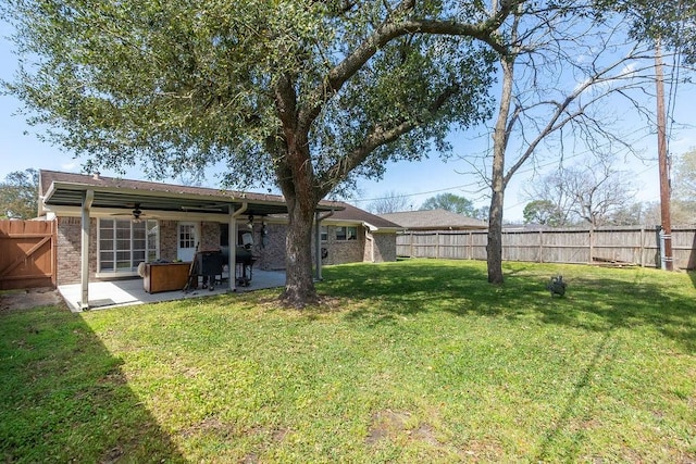 view of yard featuring a fenced backyard, a ceiling fan, and a patio