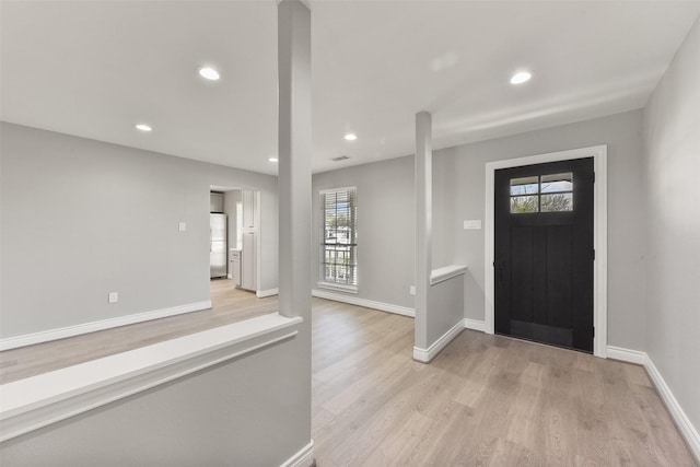 entryway featuring light wood finished floors, visible vents, recessed lighting, and baseboards