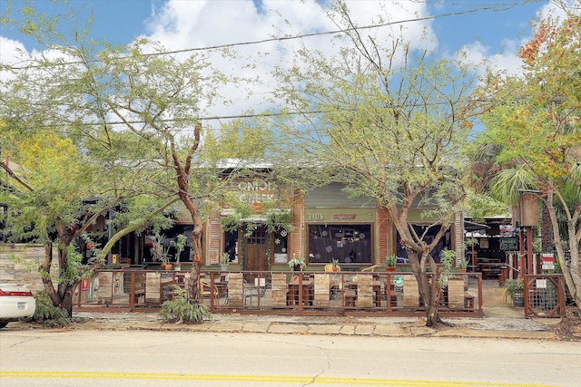 view of front of home with a fenced front yard