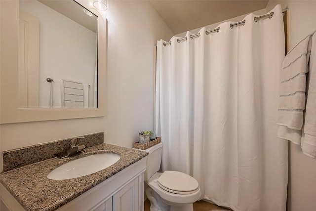 full bathroom with curtained shower, toilet, and vanity