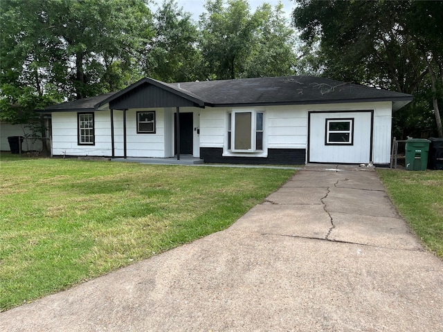 single story home with driveway, a shingled roof, and a front yard