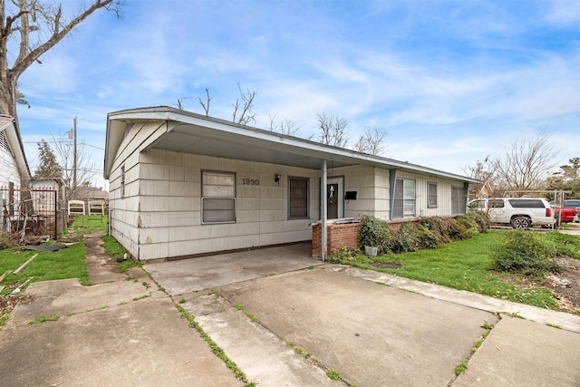 view of front of home featuring a front yard and fence