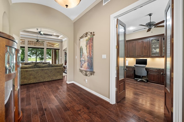 foyer with dark wood-style floors, baseboards, and ceiling fan