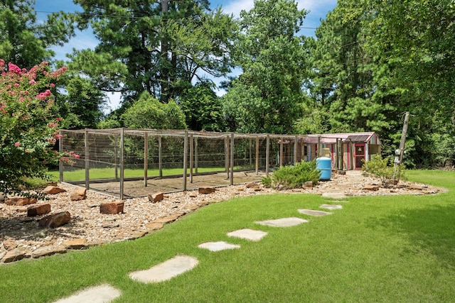 view of yard featuring an outbuilding