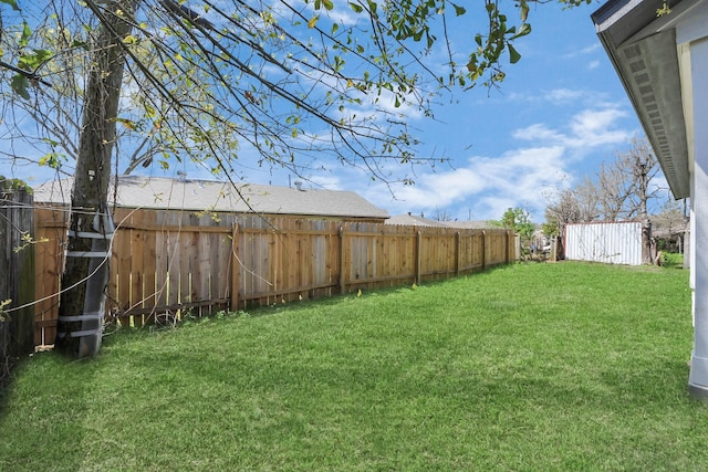 view of yard featuring a fenced backyard