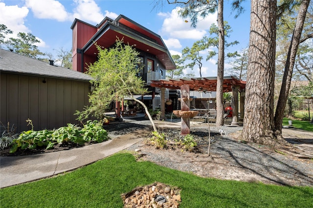 view of yard featuring a patio area and a pergola