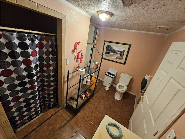 bathroom featuring tile patterned floors, toilet, a textured ceiling, and a shower with shower curtain