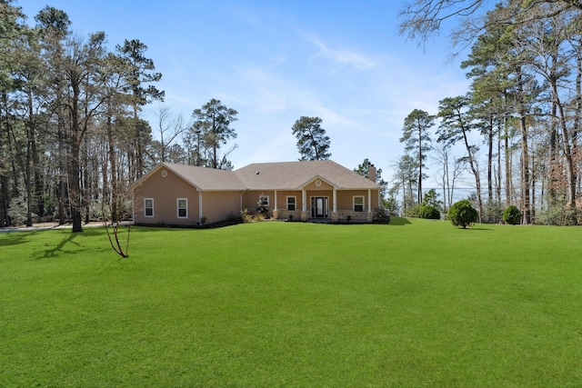 view of front of property featuring a front yard