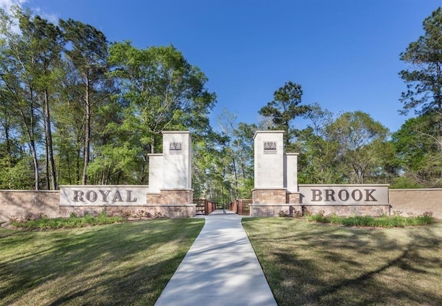 community sign featuring a yard