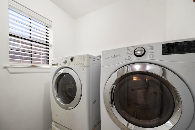 washroom featuring washing machine and dryer and laundry area