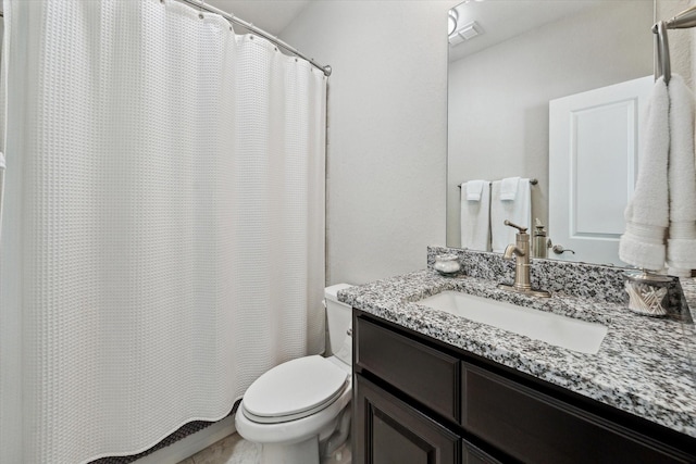 full bath with vanity, toilet, a shower with curtain, and visible vents