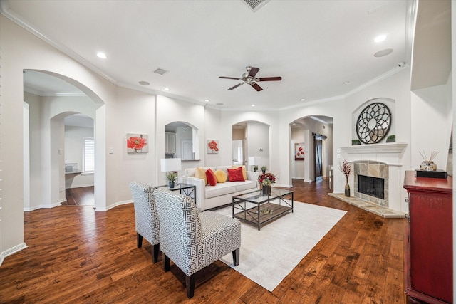 living area with dark wood-style floors, recessed lighting, baseboards, and a ceiling fan