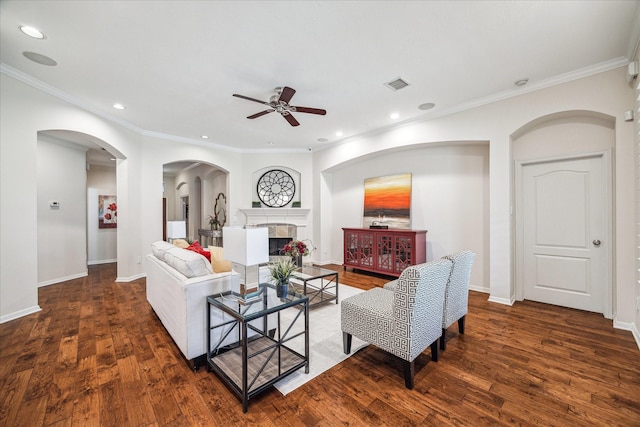 living room with baseboards, visible vents, recessed lighting, ceiling fan, and hardwood / wood-style flooring