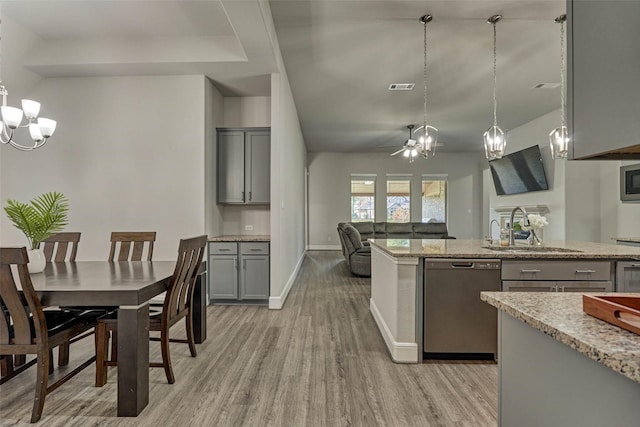 kitchen featuring a sink, visible vents, appliances with stainless steel finishes, and gray cabinetry