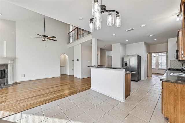 kitchen featuring visible vents, ceiling fan, light tile patterned floors, appliances with stainless steel finishes, and a sink