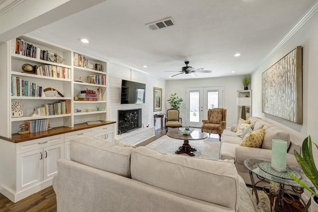 living room with visible vents, dark wood-type flooring, recessed lighting, crown molding, and ceiling fan