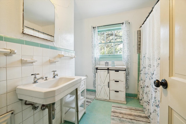 bathroom featuring a shower with shower curtain and tile walls