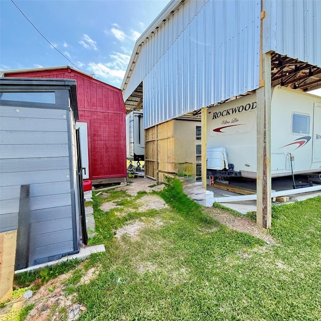 view of yard with an outbuilding and a storage unit