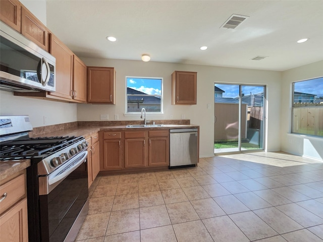 kitchen featuring visible vents, plenty of natural light, recessed lighting, a sink, and stainless steel appliances