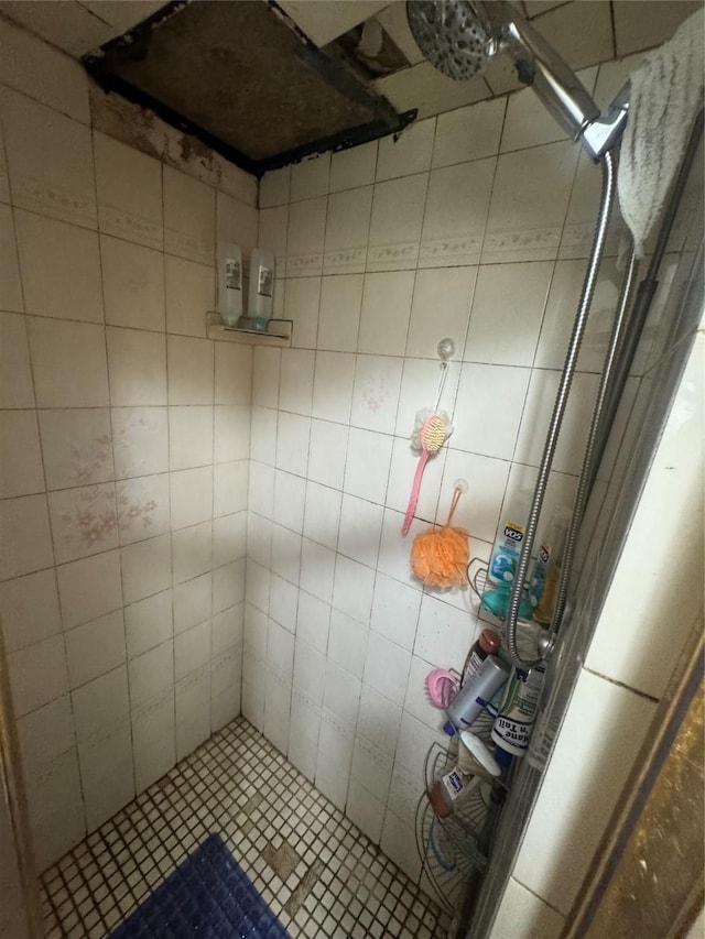 bathroom featuring a tile shower