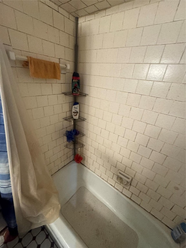 bathroom with shower / tub combo